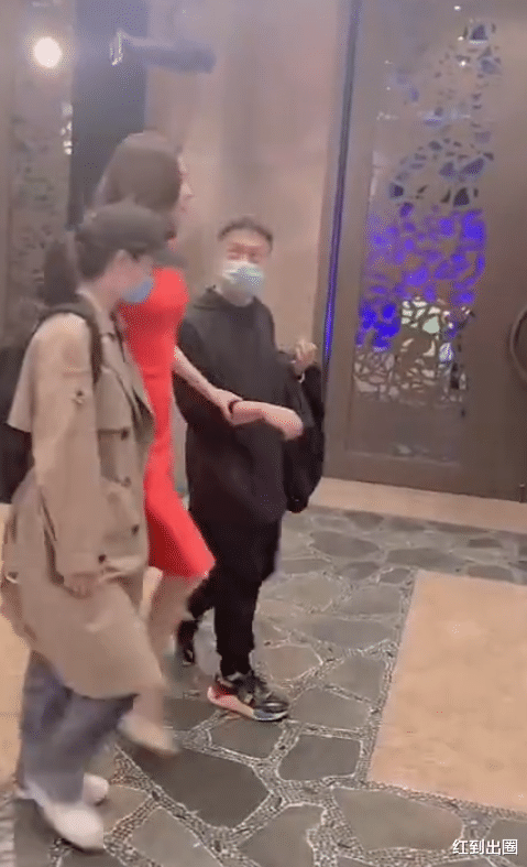 熊黛林|41岁熊黛林现身高端晚宴，腰臀比例突出引围观，由俩助理搀扶离场