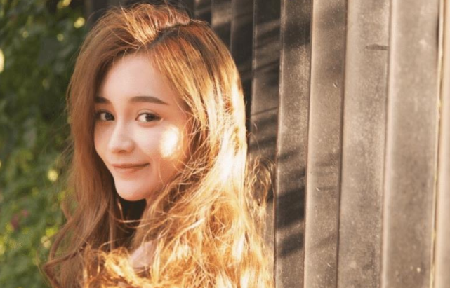 杨幂|刚走红就解约，杨幂旗下再出“白眼狼”，真的替她感到不值