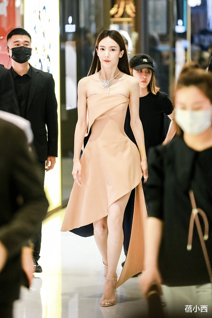 蓓小西|金晨的舞蹈家气质不一般，穿裸色抹胸裙美得像公主，肩颈线条真靓