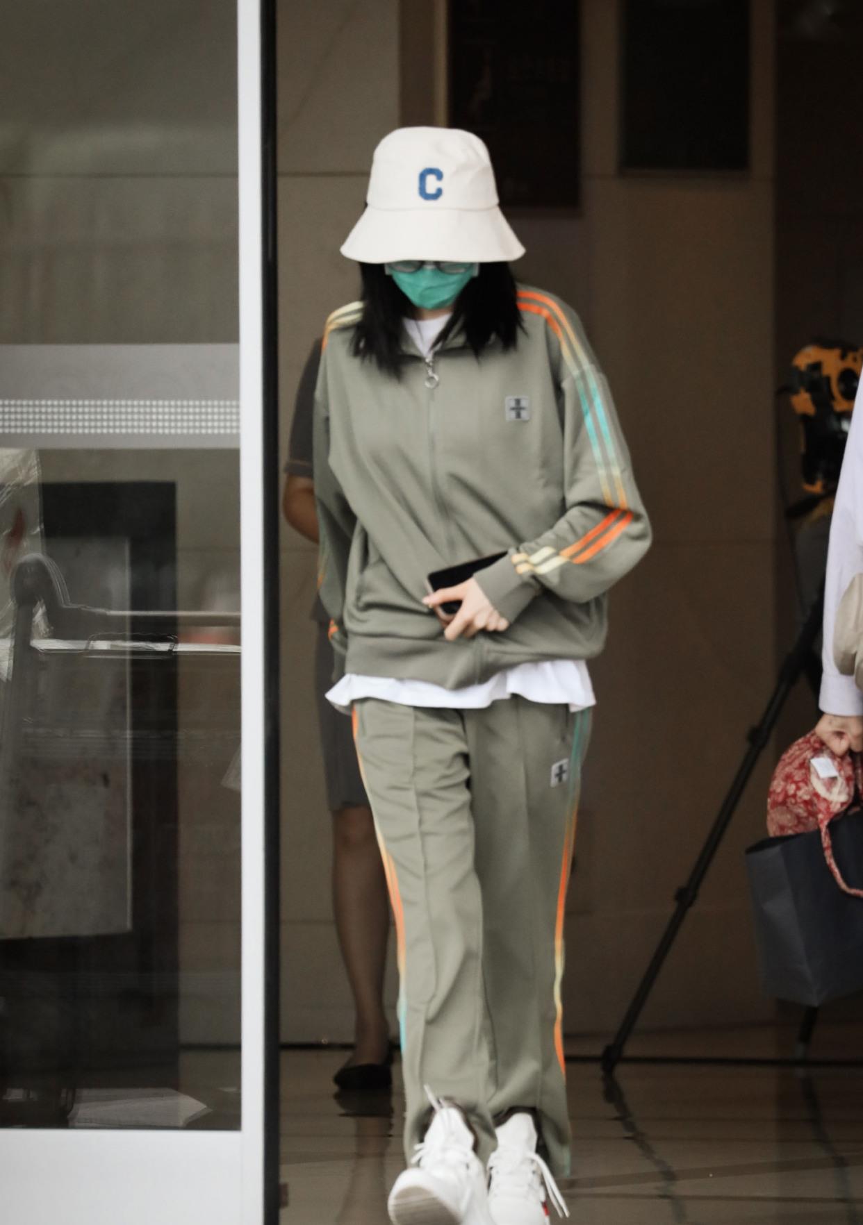 美搭刊报|迪丽热巴最新饭拍,穿牛油果运动套装似大佬出街,网友:一个字帅