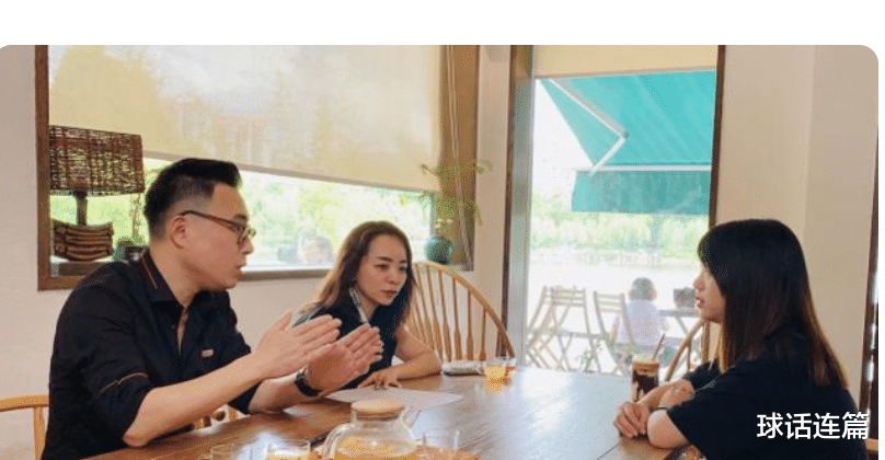 田径名将苏炳添即将搬新家，与设计师交流装修想法，爱妻陪伴左右