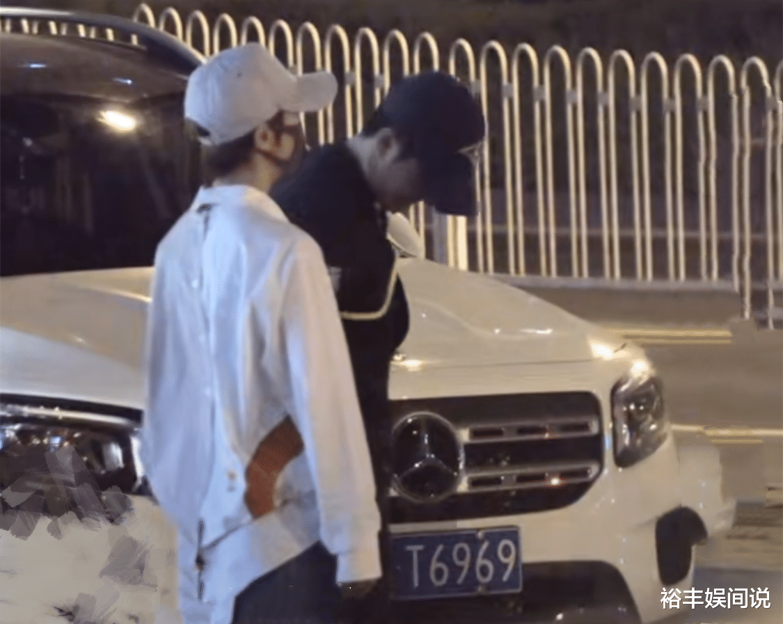 吴京|吴京谢楠浪漫轧马路,勾肩搭背像个孩子,不断撒娇卖萌超可爱