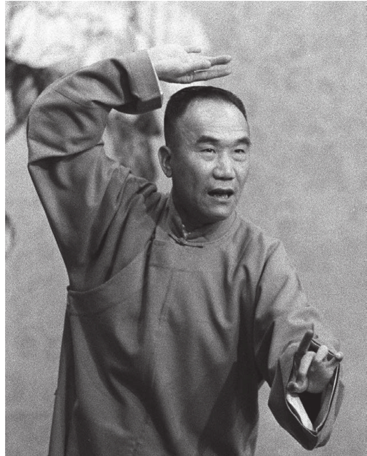 步惊云|75岁侯耀华：霸占弟弟遗产，收2位身材火辣的女徒弟，晚节不保