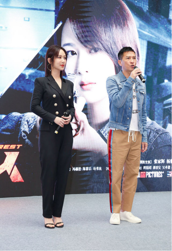 BiuFashion|53岁影帝张家辉依旧有魅力，皱纹不影响气质，休闲装自然又亲切