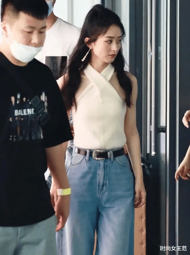 赵丽颖|赵丽颖杀青跟当地村民合影，跟阿姨差不多老，就是化了妆白一点！