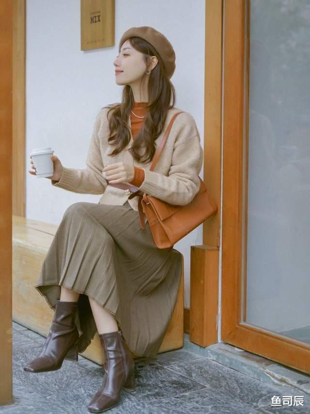 鱼司辰 女生博主秋冬穿搭指南，针织开衫搭配百褶半身裙，高贵优雅又温柔