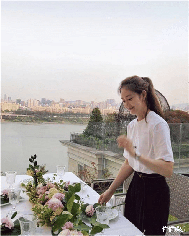 官宣|知名女星官宣怀上双胞胎，圈外老公阳光帅气，曾捐出全部婚礼预算