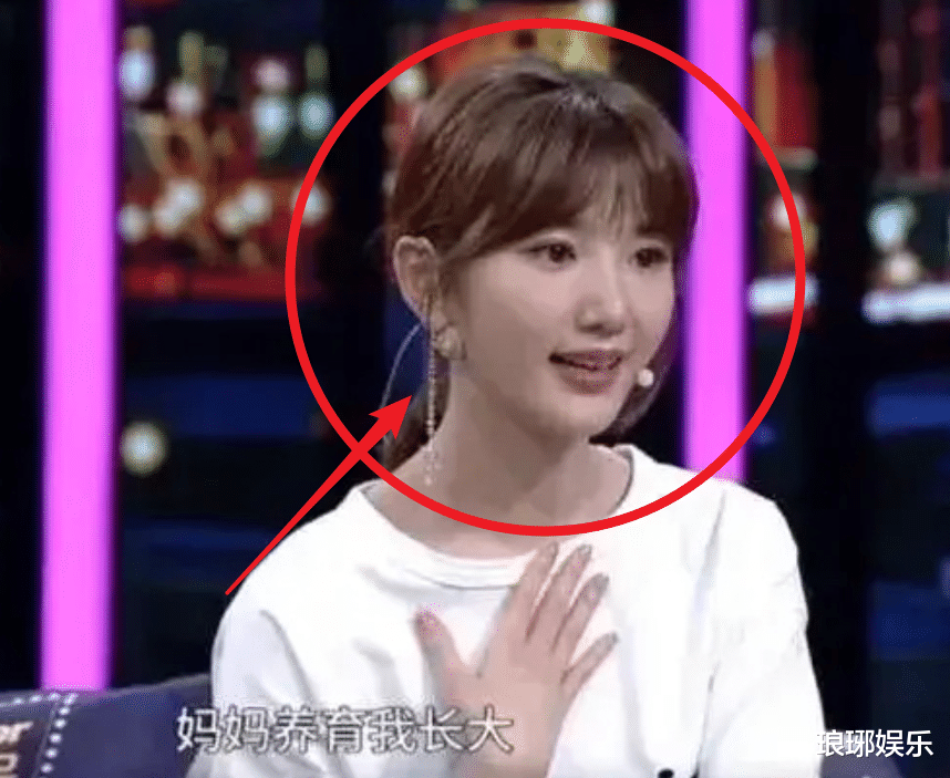 毛晓彤|毛晓彤被赞多抱着好甜，有谁关注他的手摆哪里？真实素质一目了然