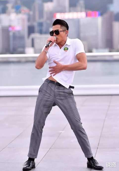 郭富城|郭富城和刘青云同框，皮肤紧致肌肉健硕少年感足，相差1岁似两代人