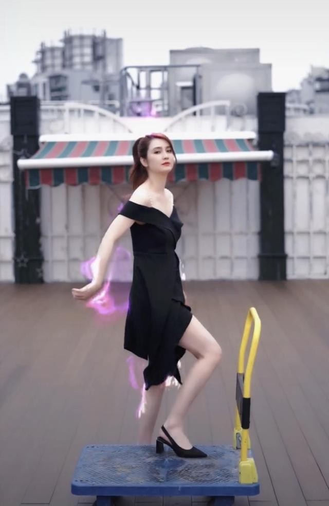 八只爪的猫|49岁洪欣瘦没了“阿姨感”，穿小黑裙大胆露肩，减龄时髦谁不爱？