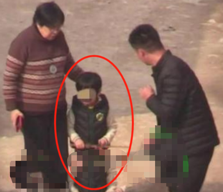 小海绵|baby和儿子机场亲密互动！小海绵大胆骑箱子滑行，双脚翘起好兴奋