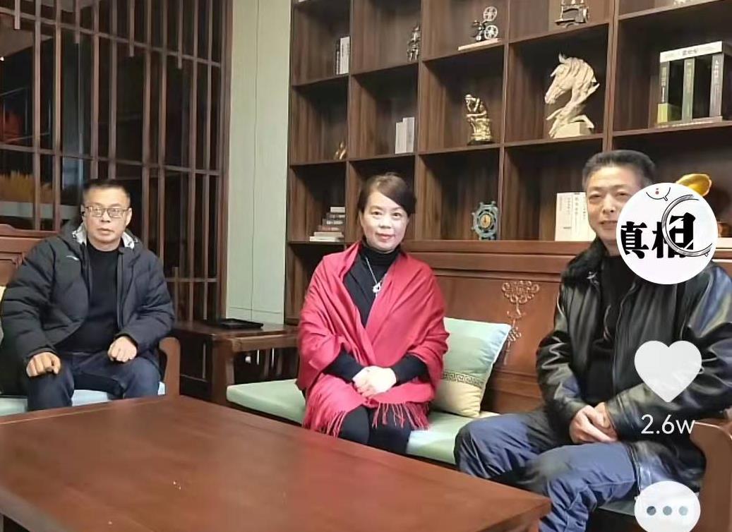 许敏|许敏闺蜜团陪她跨年，让她露出久违的笑容，网友：让友谊天长地久