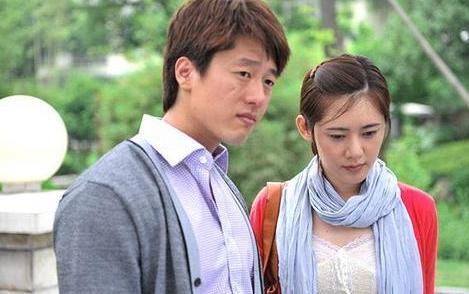 百长宁 64岁男子被离婚，小区门口喊老伴儿“毒妇”：出轨三十余年，真毒