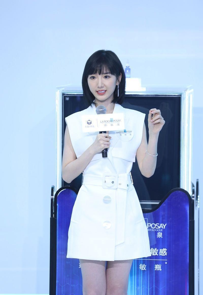 生活赋予情感|毛晓彤的脸蛋变得圆圆的，一看就很好捏，少女感不输小姑娘