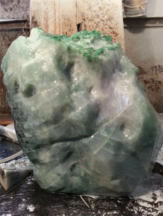 翡翠|赌石垮得一塌糊涂，却被雕工师傅加工成了传世精品