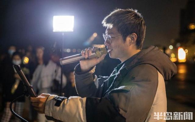 半岛新闻客户端 定格最美瞬间·努力生活⑤丨夜间亮嗓，放歌浴场，这小伙弹着吉他走四方