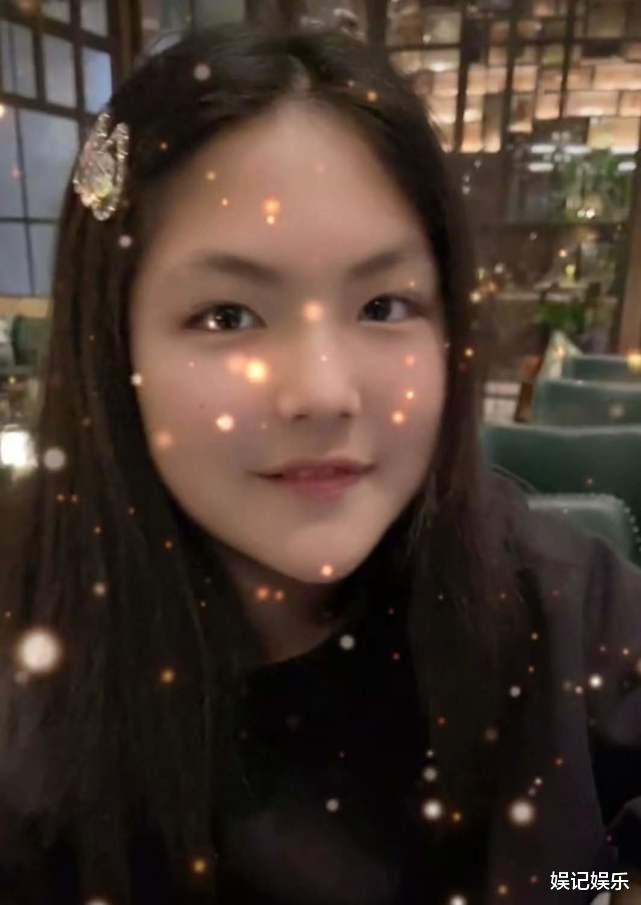 李湘|李湘带鲜肉男现身自家别墅，又晒母女就餐照，疑暗示女儿已接受他们