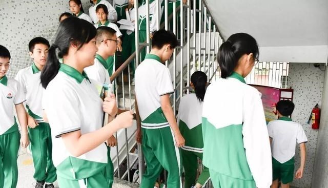 家有二宝育儿|中学生的迷惑行为，四季都热衷春秋款校服，“夏捂冬冻”令人不解