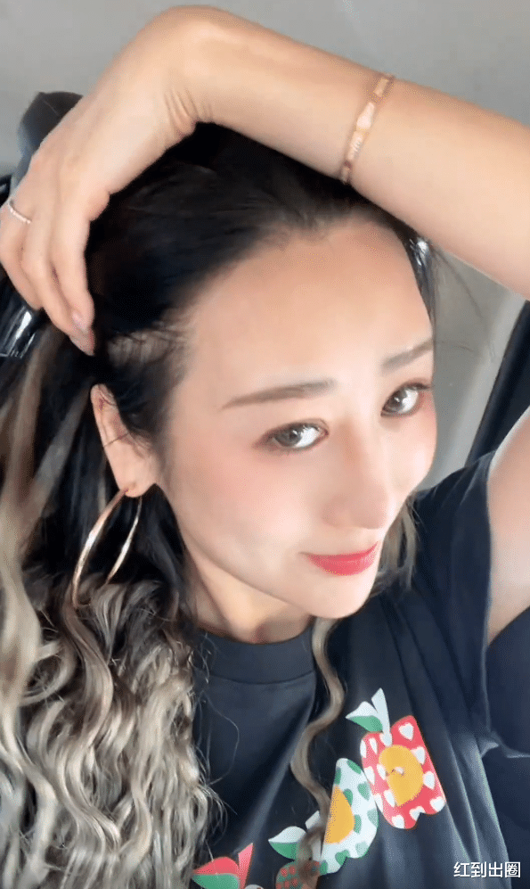 陈浩民|陈浩民一家赴北京看国旗！俩女儿穿露脐装现身，才5岁就有模特范