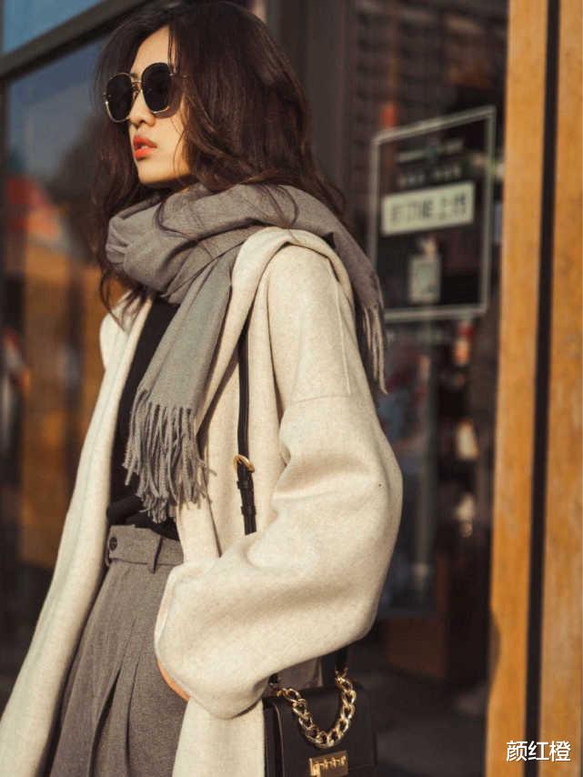 颜红橙 今年秋冬，有种穿法叫“大衣+裤子”火了，上身后没想到那么气质