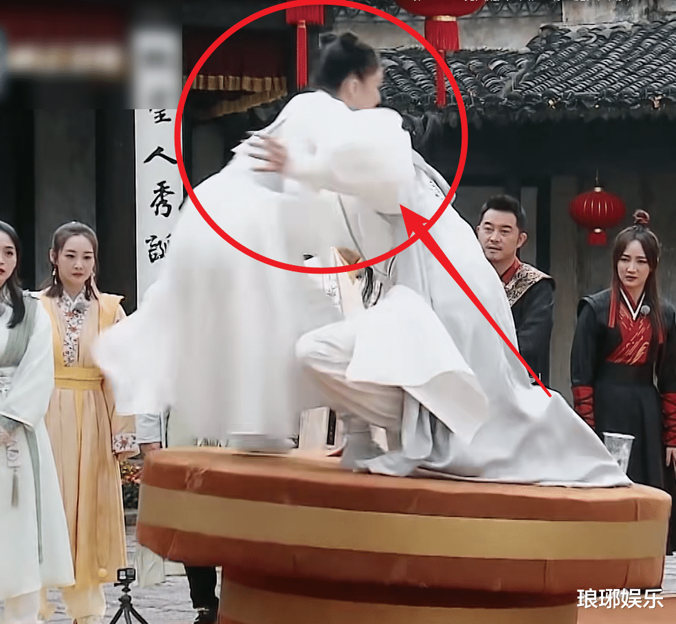 张韶涵|蔡徐坤抱着张韶涵的时候，手部位置引热议，真实素质一瞧便知