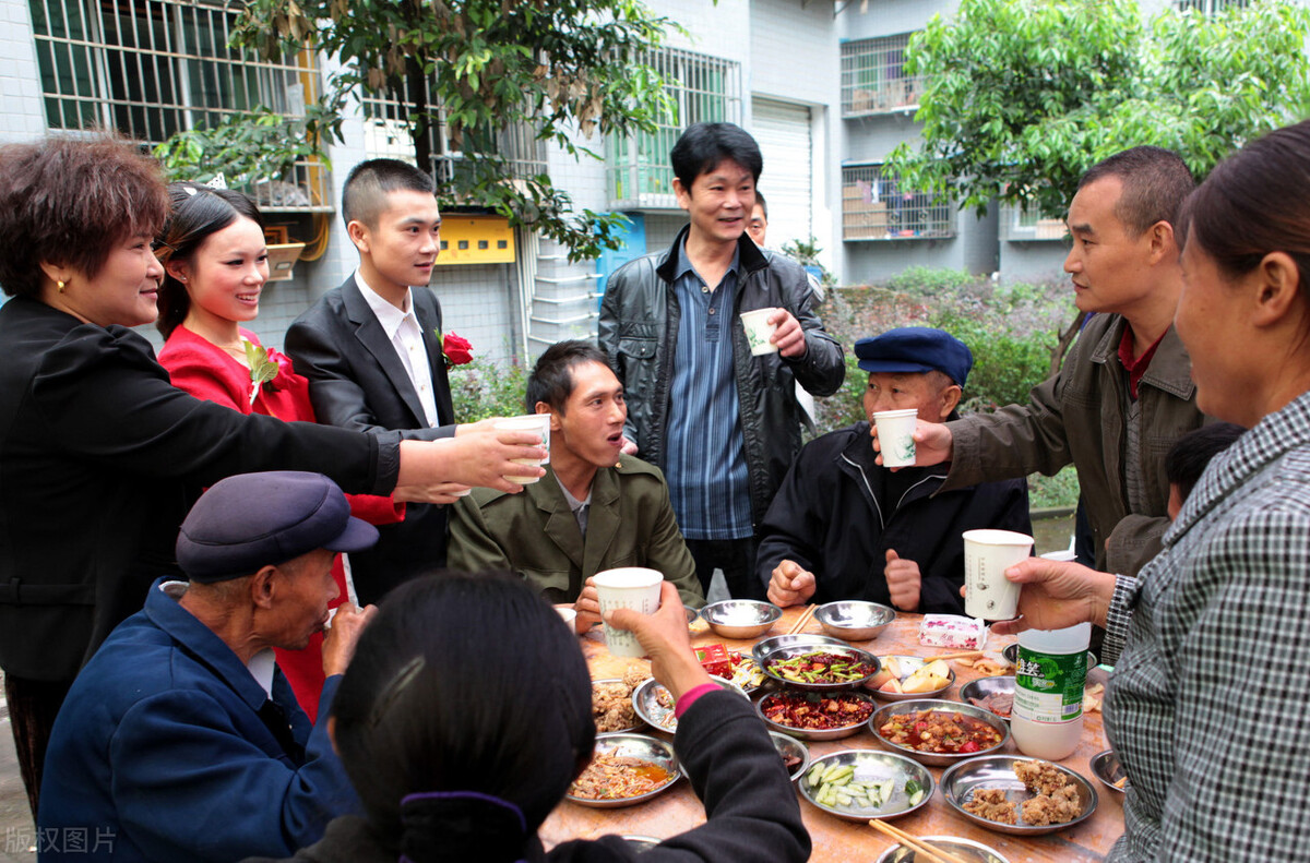 黑皮和方脸|“两千块一瓶而已”新娘舅舅拒绝敬酒指名“非茅台不喝”毁了婚宴