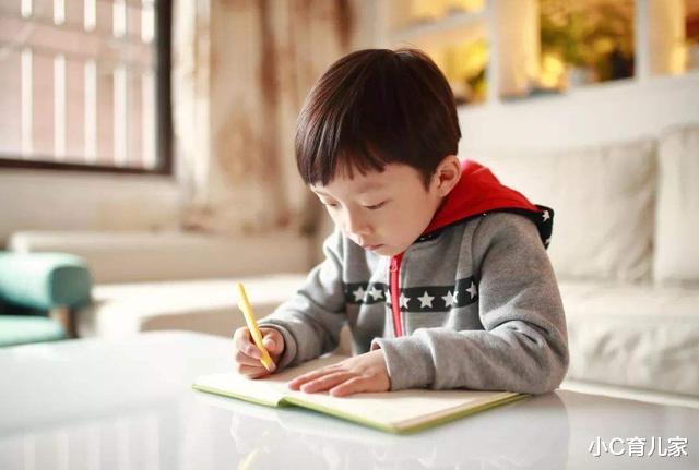 作文|男孩一二年级成绩中等，三年级变学霸，只因爷爷坚持陪他做这件事