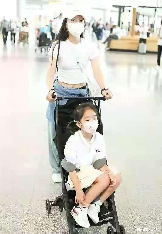 时尚丽人风行|包文婧真是辣妈！穿紧身露脐装带女儿走机场，饺子穿国货颜值逆袭
