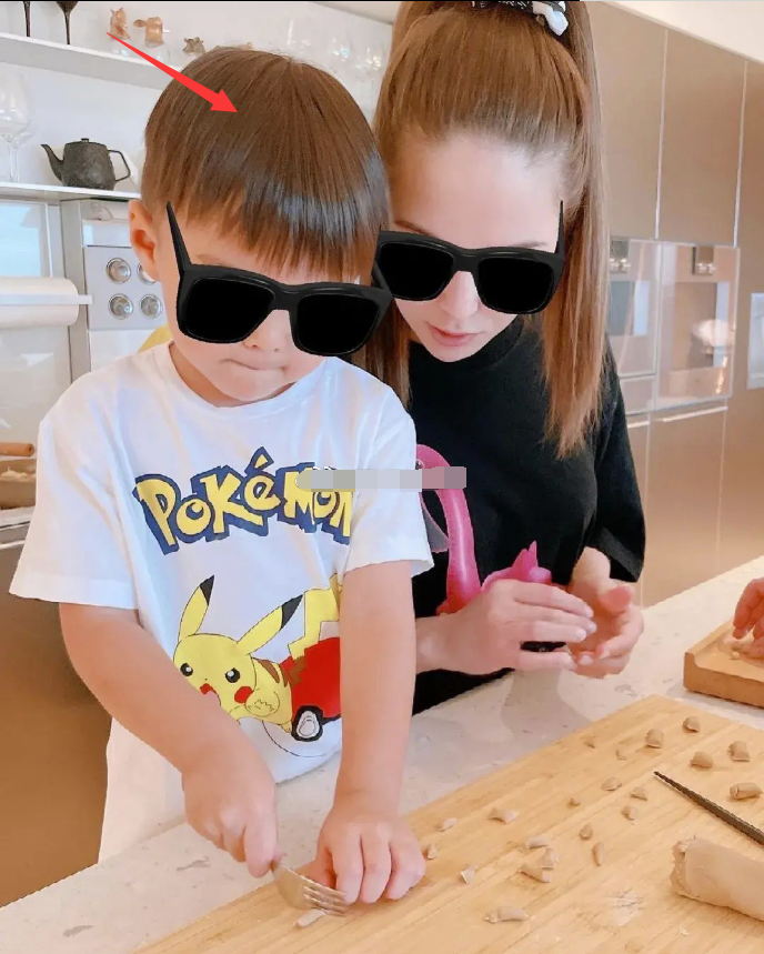 周杰伦|周杰伦6岁女儿白嫩有灵气，脸型鼻子像爹，身上劲劲儿的得父亲真传