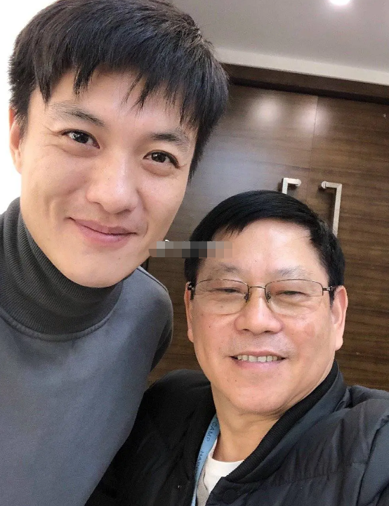 肖战|快本制作人曝生图合影，最爱与蔡徐坤合拍，王一博肖战状态很真实