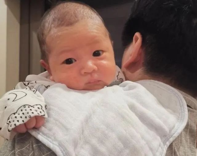 朱珠|朱珠为女儿举办命名仪式，仪式感满满，却被网友吐槽名字太土？