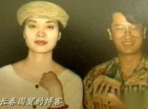 毛阿敏|毛阿敏富商丈夫去世，生前日夜为工作操劳，陈凯歌陈红夫妇协助治丧