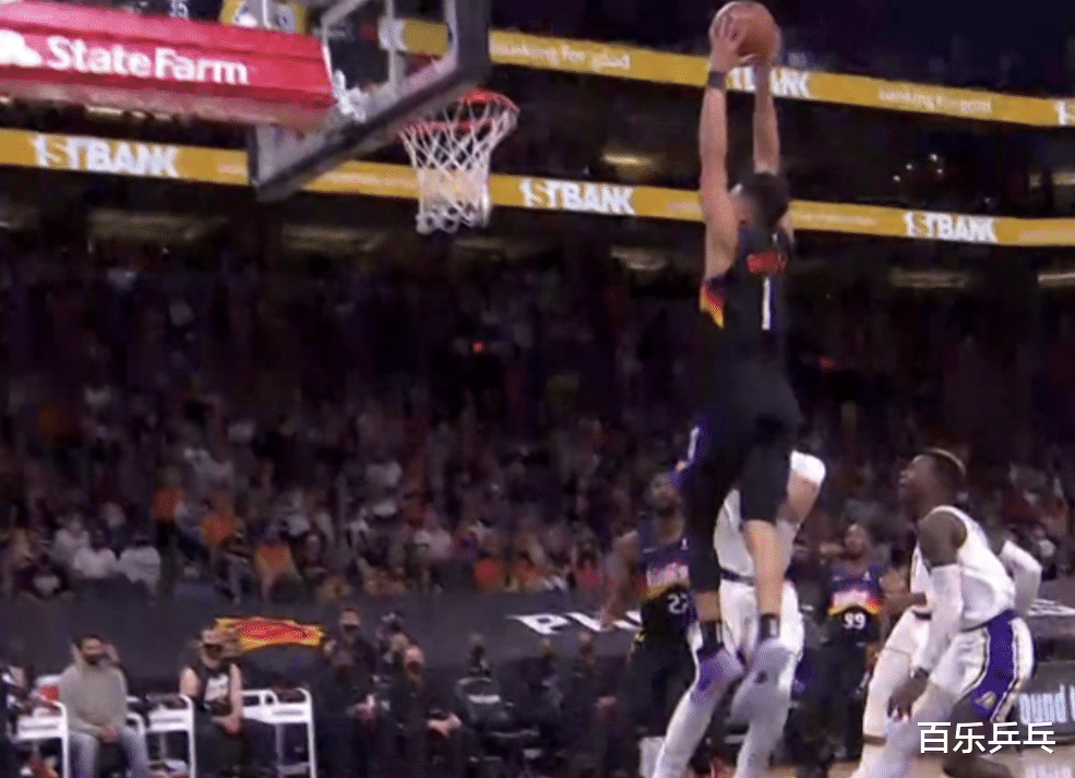 湖人队|湖人遭暴打！保罗受伤布克半场17分，詹皇10分脸黑，罚球17-0也输