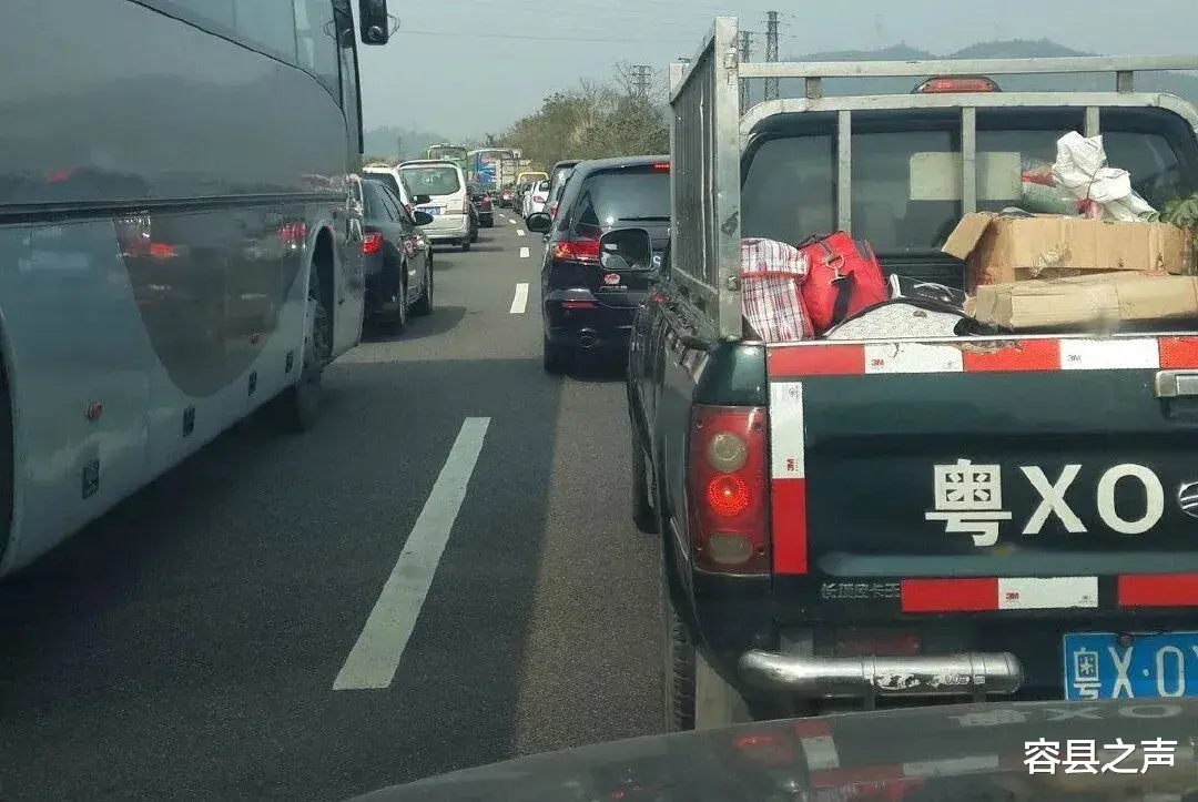 容县之声 节后返程高峰来袭，堵堵堵！广西高速上演堵车大片，从白天堵到黑夜