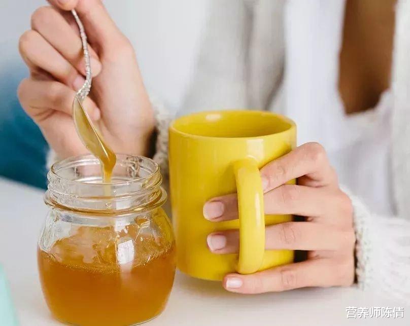 营养师陈倩|早起后喝第一杯水很有必要！第一杯水要喝这种水才对