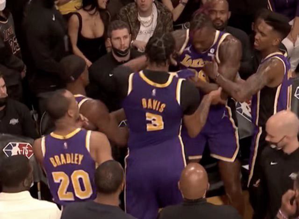 布克|詹娜心情好！布克做出抱寶寶動作，湖人自廢武功送給太陽隊勝利