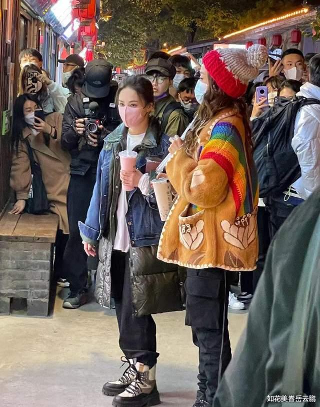 阿娇|阿娇阿Sa被偶遇，生图不如素人，网友：阿娇又胖又矮看着不到150