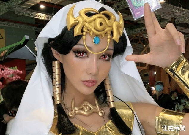 孔雀舞|《游戏王》cosplay，孔雀舞堪称神还原，白龙女琪莎拉则略显“阴间”！