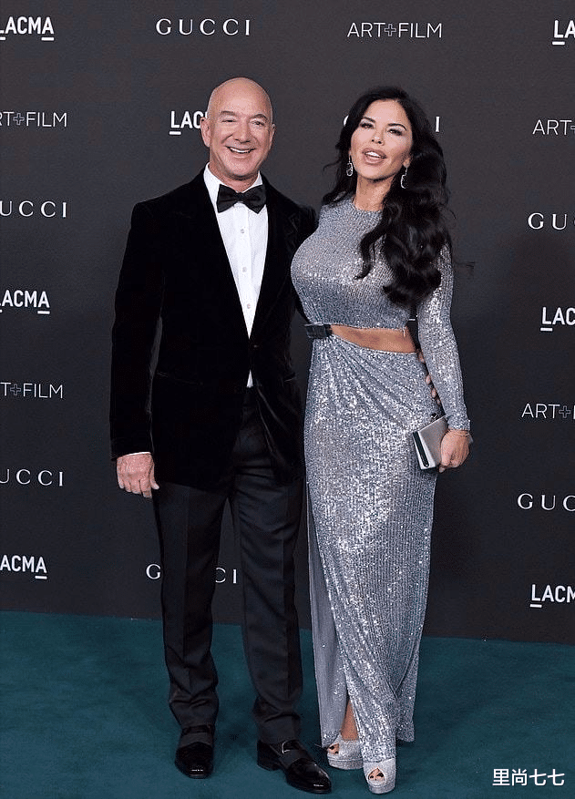 金·卡戴珊|世界首富带51岁女友走红毯，被猛男搂抱一脸高冷，贝佐斯像外人