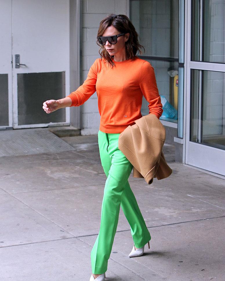 辰雪聊时尚 被贝嫂惊艳到了！“番茄炒蛋”配色着装太醒目，一般人驾驭不起来