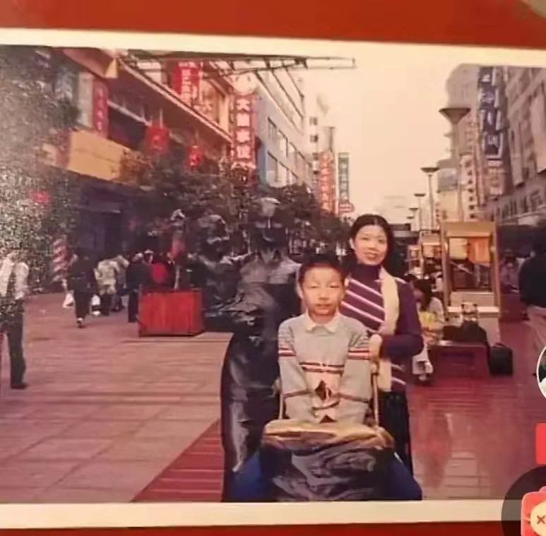 |姚策小时候太幸福，千宠百爱，郭威穿着像是一个“衣服继承者”