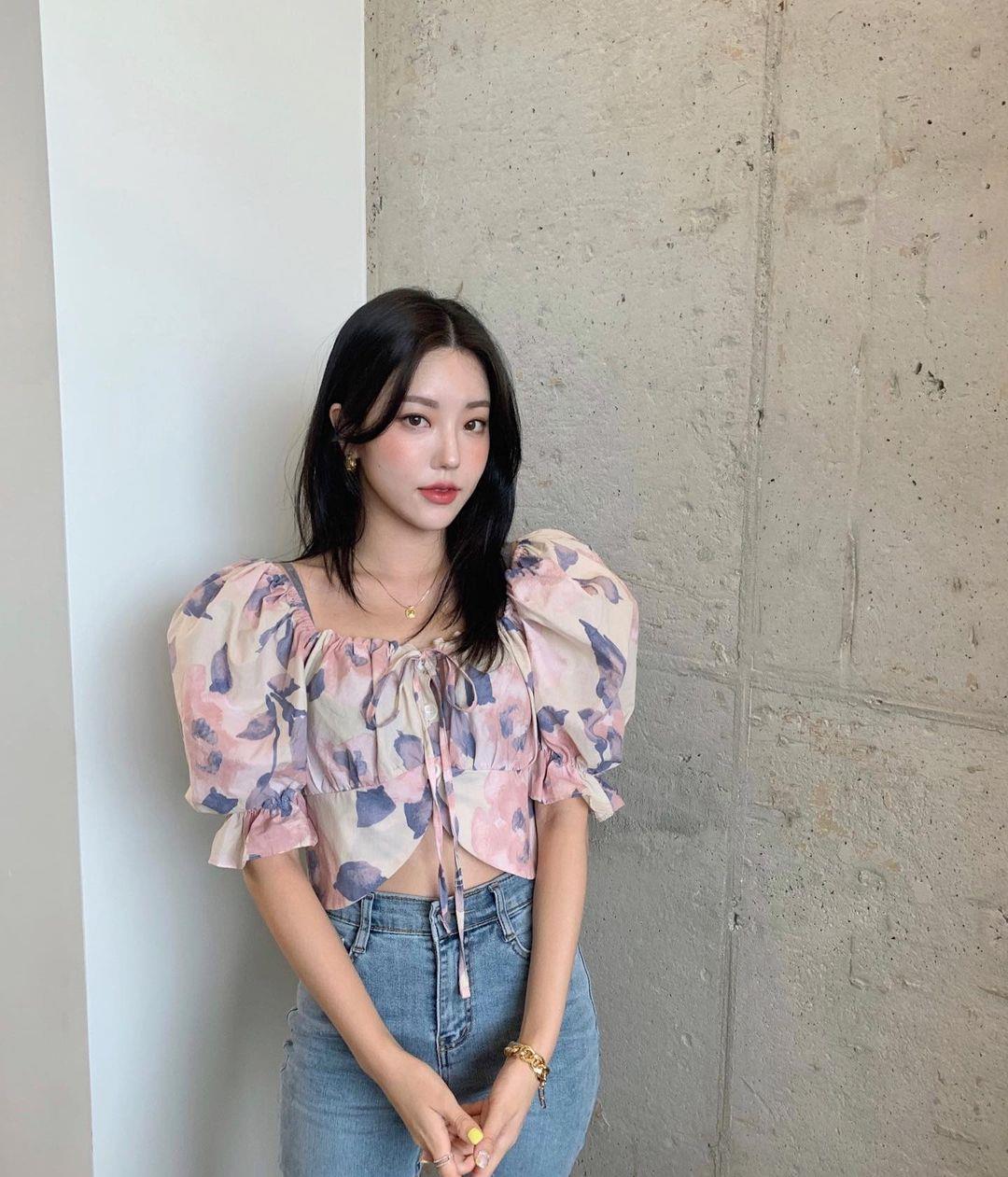 一个爱穿搭的小马甲|夏日通勤搭配典范：短袖衬衫与牛仔裤的完美配合，气质又时髦