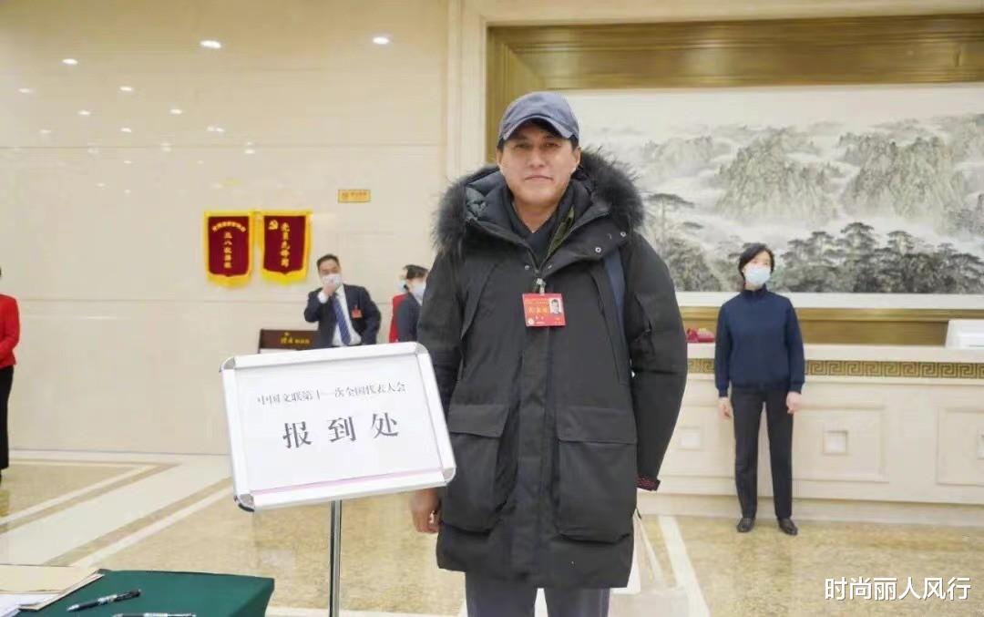 靳东|一流明星阵容参加大会全变“央视脸”！靳东穿棉服太胖，脸崩了