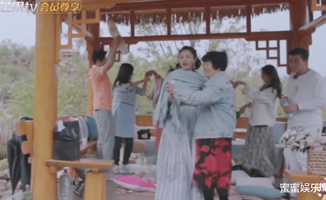 程莉莎|6次目光追随程莉莎，还牵她手，杨子对黄圣依：我心里没有程莉莎