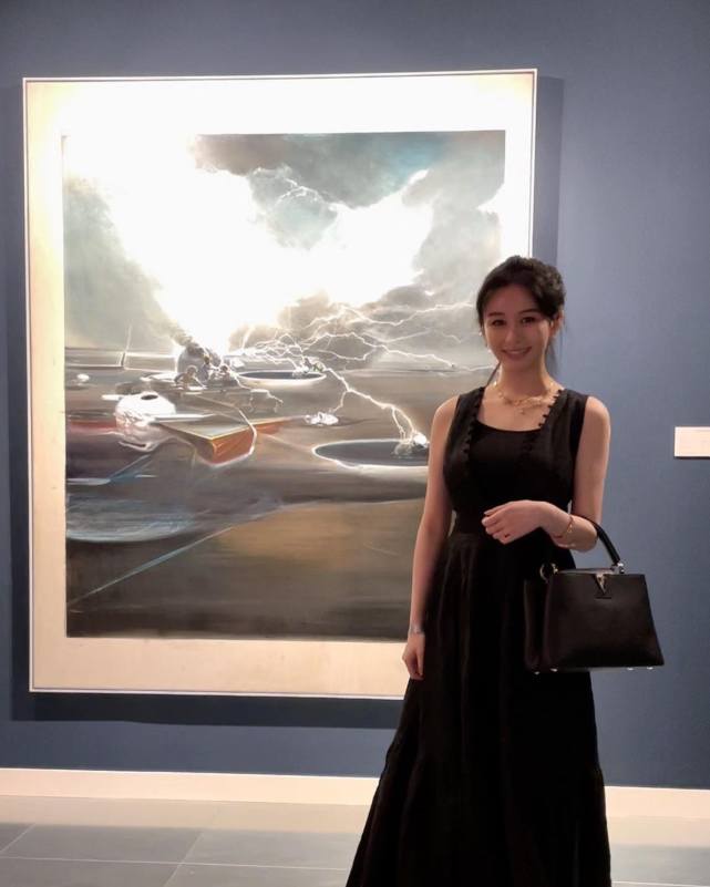 沈月|沈月完美还原妈咪邱淑贞最美外貌，性感粉红少女裙引网民尖叫