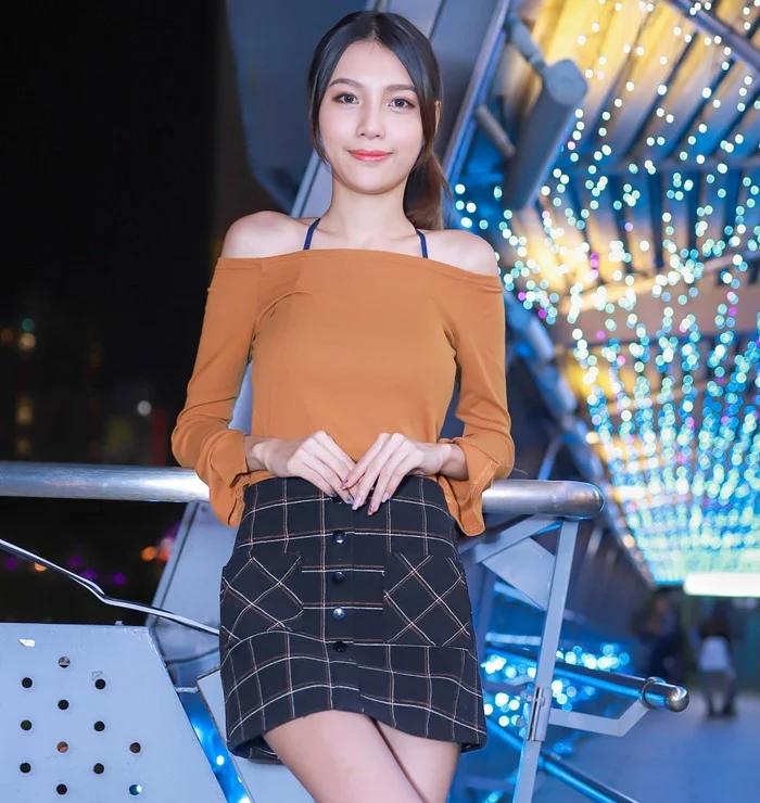 田间诗 宁静的夜，适合穿一款裸肩长袖衫搭配超短裙的装扮！