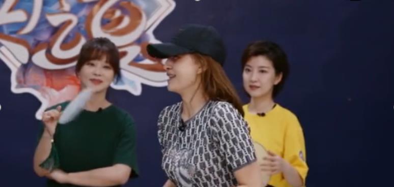 育妈计|康辉“探班”，反被朱迅等8位美女拉着一起跳舞，四肢僵硬显局促