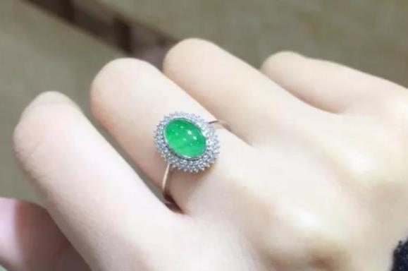 翡翠|翡翠的镶嵌也有不同方式，玉石如果被四个爪子包围，那便是爪镶法