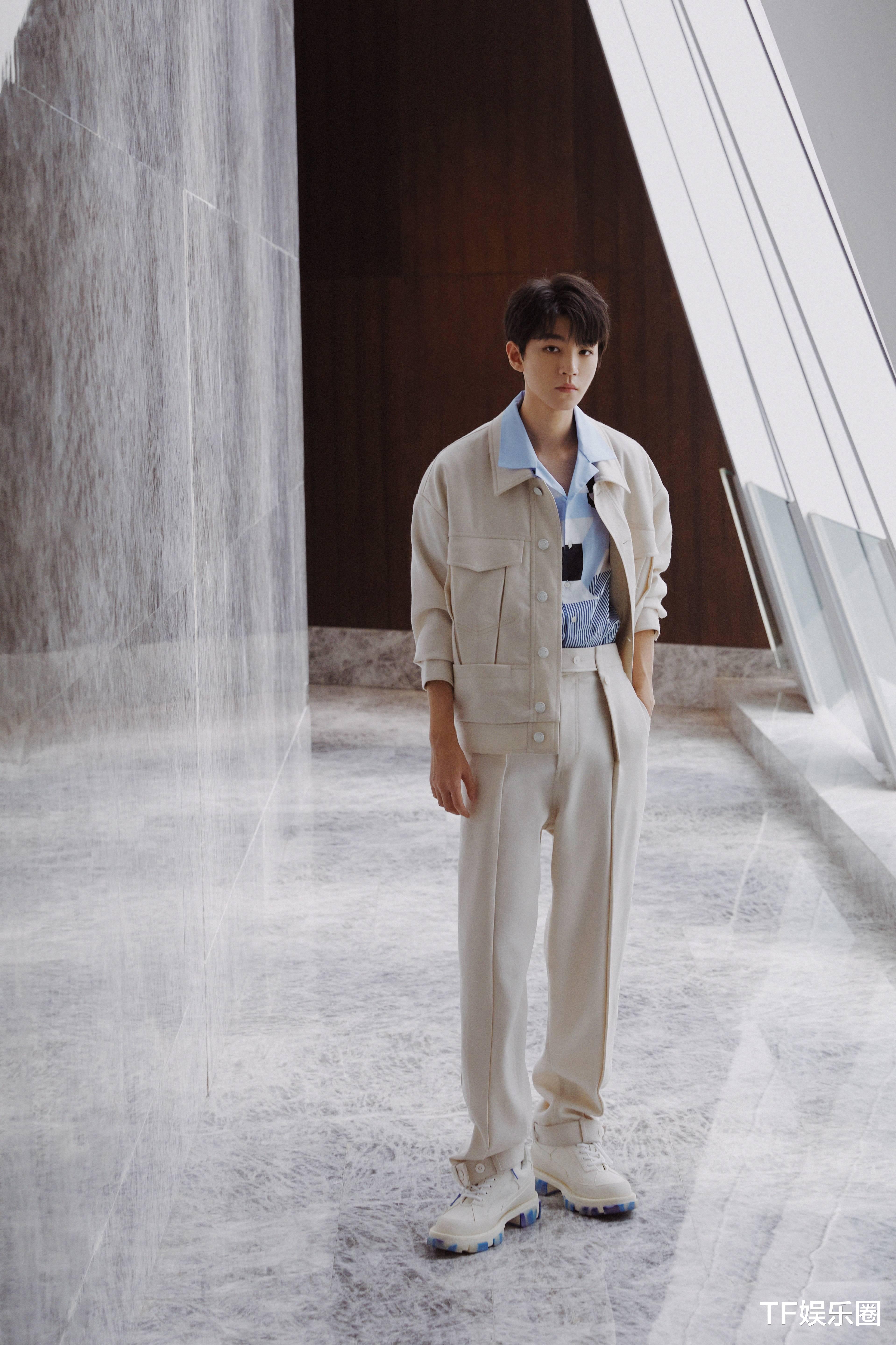 王一博|员工庆祝工作室成立四年,王俊凯以为提前给他庆生,表情瞬间失望