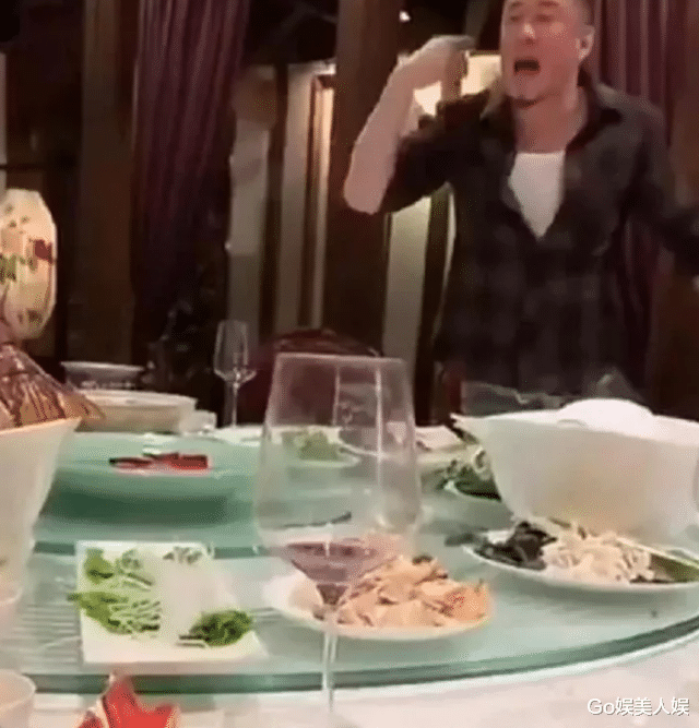 濮存昕|濮存昕私人聚会被偷拍，饭桌上言论令网友担心，恐成为下一个老毕